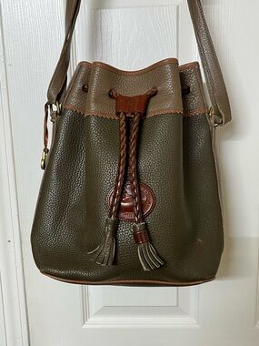 Vintage Dooney & Bourke Bucket Teton Drawstring All Weather Leather Shoulder Bag